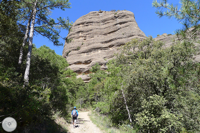 Roca del Corb y Roc de Cogul desde Peramola 1 