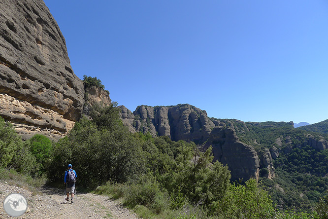 Roca del Corb y Roc de Cogul desde Peramola 1 