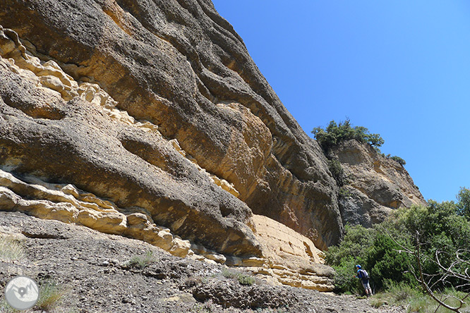 Roca del Corb y Roc de Cogul desde Peramola 1 