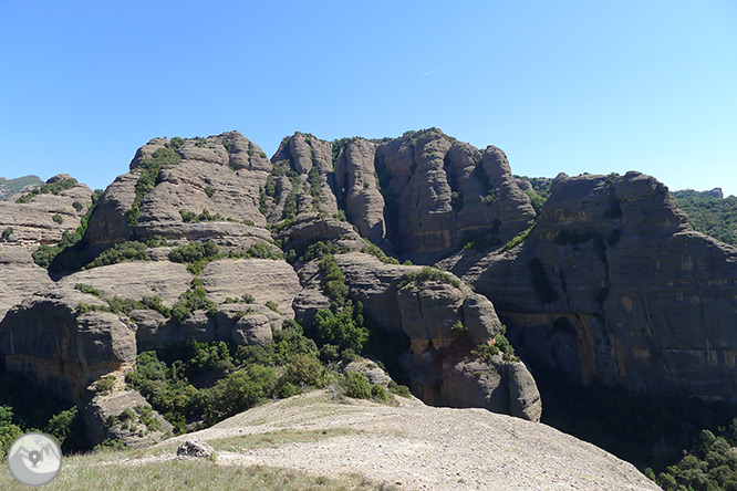 Roca del Corb y Roc de Cogul desde Peramola 1 