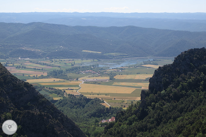 Roca del Corb y Roc de Cogul desde Peramola 1 