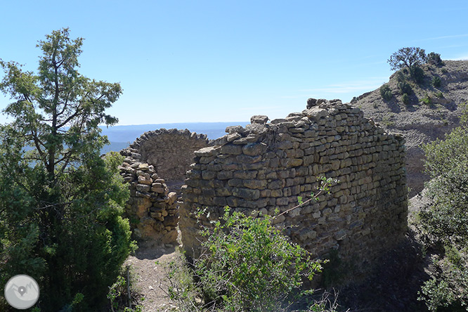 Roca del Corb y Roc de Cogul desde Peramola 1 