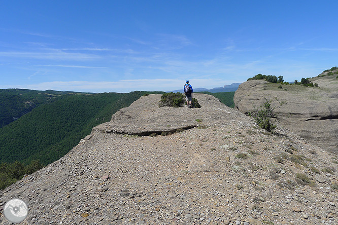 Roca del Corb y Roc de Cogul desde Peramola 1 