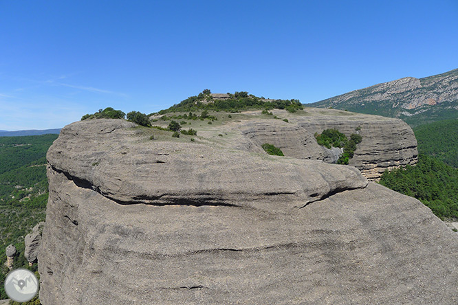 Roca del Corb y Roc de Cogul desde Peramola 1 