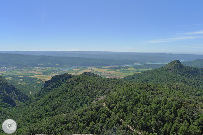 Roca del Corb y Roc de Cogul desde Peramola 1 