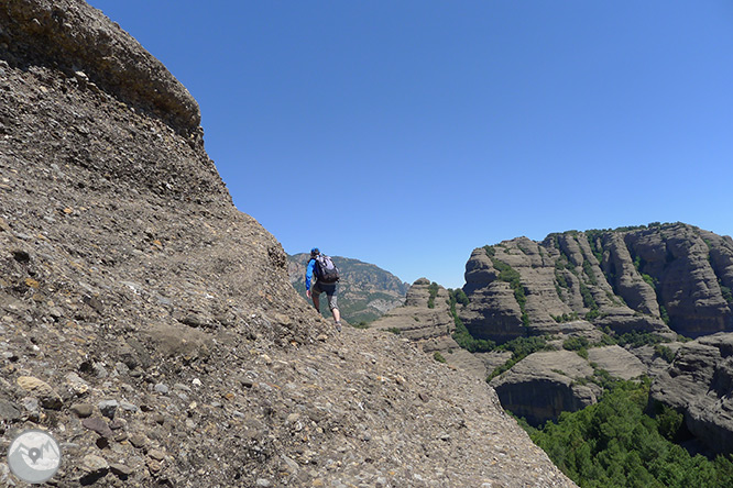 Roca del Corb y Roc de Cogul desde Peramola 1 