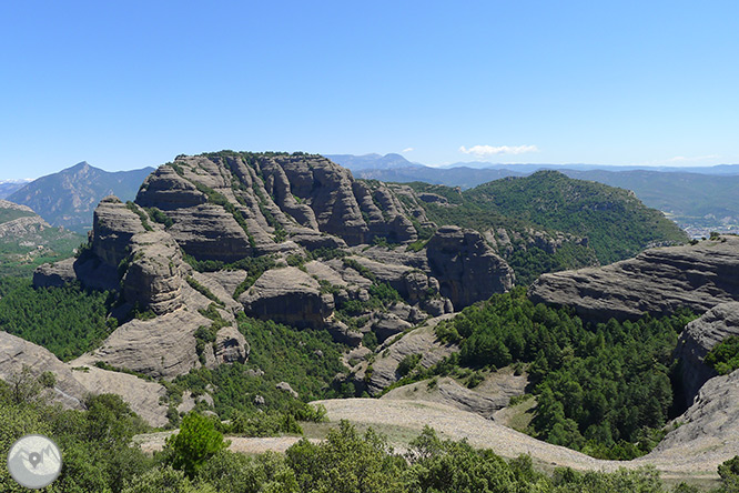 Roca del Corb y Roc de Cogul desde Peramola 1 