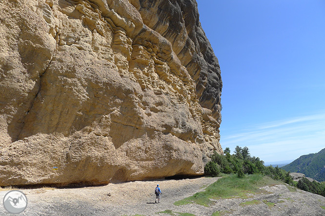 Roca del Corb y Roc de Cogul desde Peramola 1 