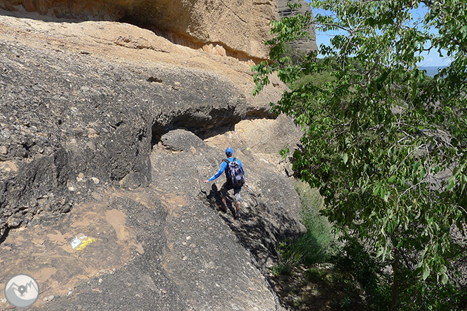 Roca del Corb y Roc de Cogul desde Peramola 1 