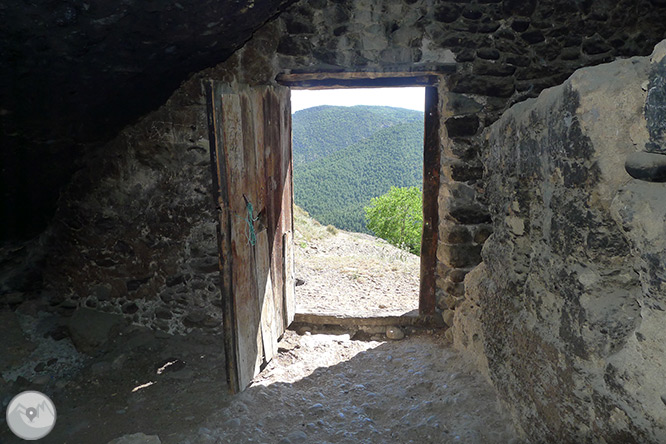 Roca del Corb y Roc de Cogul desde Peramola 1 