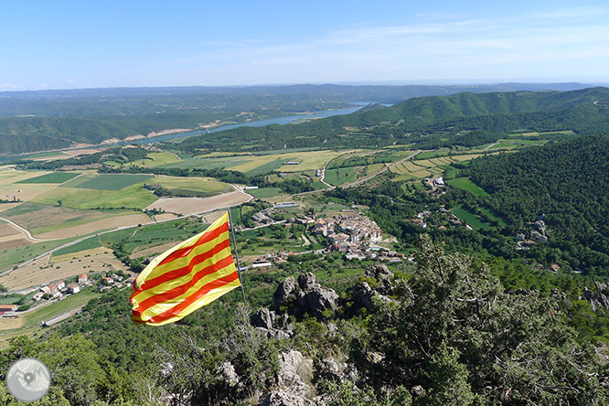 Roca del Corb y Roc de Cogul desde Peramola 1 