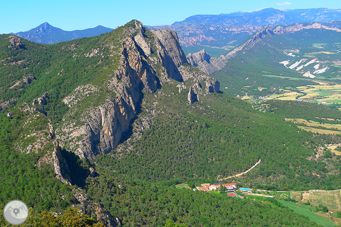 Roca del Corb y Roc de Cogul desde Peramola 1 