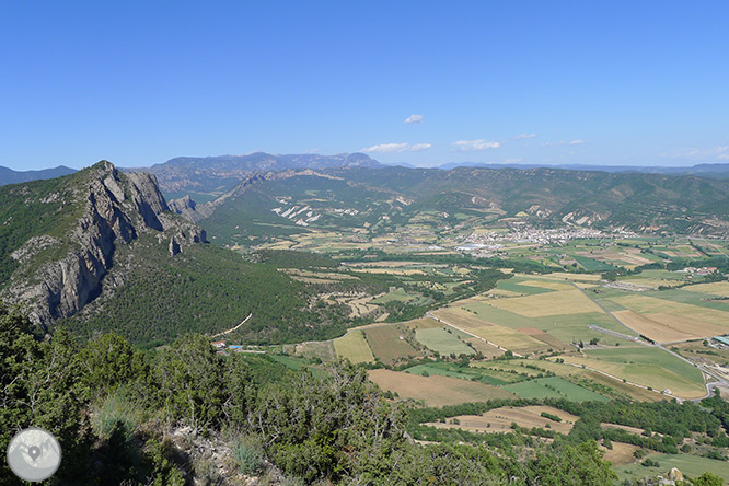 Roca del Corb y Roc de Cogul desde Peramola 1 