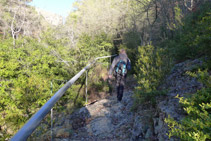 Canalización de plástico a lado del camino.