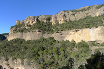 Vistas de la gran pared de roca que nos queda a la izquierda (O).