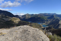 Cuenca del Segre y pantano de Oliana. A lo lejos, el Cadí y Port del Comte (NE).