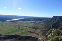 Can Boix a nuestros pies, y el extremo sur del Alto Urgel, el Solsonés y la Noguera en el horizonte.