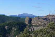 En primer término, la Roca del Corb y en la lejanía ¡el inconfundible Montsec!