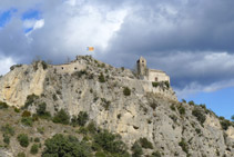 Mirada hacia atrás: la iglesia de Santa Maria de Castell-llebre en lo alto del acantilado.