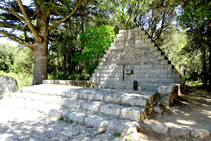 Monumento a Lluís Companys, en el collado de Manrella.