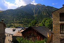 Pueblo de Senet. Casas antiguas de piedra y madera.