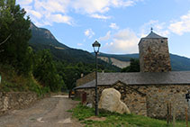 Iglesia del pueblo, con el barranco de la Esbornada al fondo.