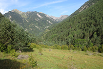 Mirada atrás hacia la parte baja del valle de Sant Nicolau.