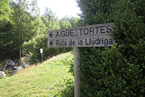 Un cartel indicador de la Ruta de la Nutria ("Ruta de la Llúdriga").