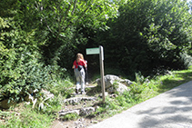 Cruzamos la pista que sube hasta Aigüestortes y seguimos caminando por el sendero (a mano izquierda).