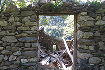 Paredes de piedra de la borda de Gaspar.