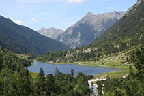 Mirada atrás: el valle de Sant Nicolau y el Estany de la Llebreta, una de las estampas más fotografiadas del Parque Nacional.