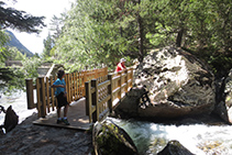 Puente de madera que cruza el río.