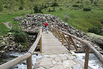 Pasarela por la que cruzamos al otro lado del río de Sant Nicolau.