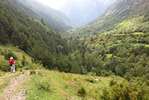 Bajando por el valle de Sant Nicolau hacia la Palanca de la borda de Pei.