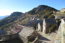 Desde Tella, podemos ver las ermitas de la Virgen de la Peña y de la Virgen de Fajanillas (al fondo).
