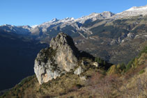 Vistas de la Peña de San Juan con la ermita de los Santos Juan y Pablo a sus pies.