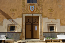 Detalle de la puerta principal de la ermita de Sant Quirze.