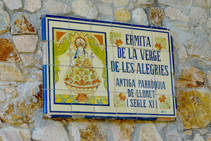 Azulejo en la ermita de la Mare de Déu de les Alegries.