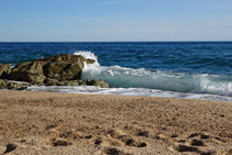 Olas en la playa de Sa Boadella.