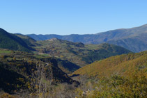 Valle de Siarb con el núcleo de Tornafort en lo alto de una colina.