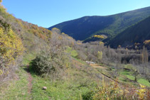 Bifurcación, nosotros seguimos recto adelante por el camino que flanquea la montaña.