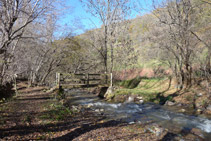 Puente de madera sobre el río del Cantó.