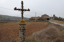 La columna y la cruz llegando a Pinell.