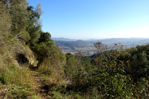 Camino en la vertiente soleada del Esquei d´en Pujol.