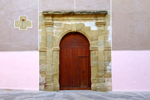 Puerta en la rambla del Monestir.