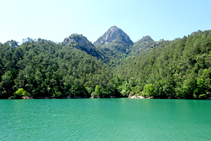 Las aguas del pantano de La Baells, a los pies de la sierra de Picancel.