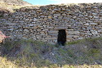 Muro de piedra seca con concavidad.