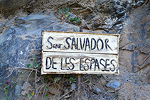 Cartel de madera que nos indica que debemos dejar la pista y tomar el sendero.