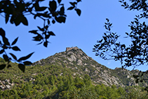 Ermita de San Salvador, situada en lo alto del acantilado.