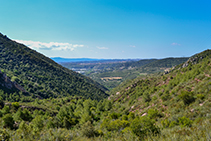 A medida que vamos ganando altura, las vistas del valle del Llobregat son más espectaculares.